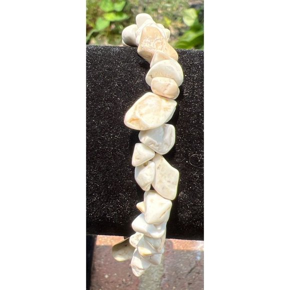 White Agate Chip & Nugget Stretch Bracelet -- 7.25" - Picture 2 of 6